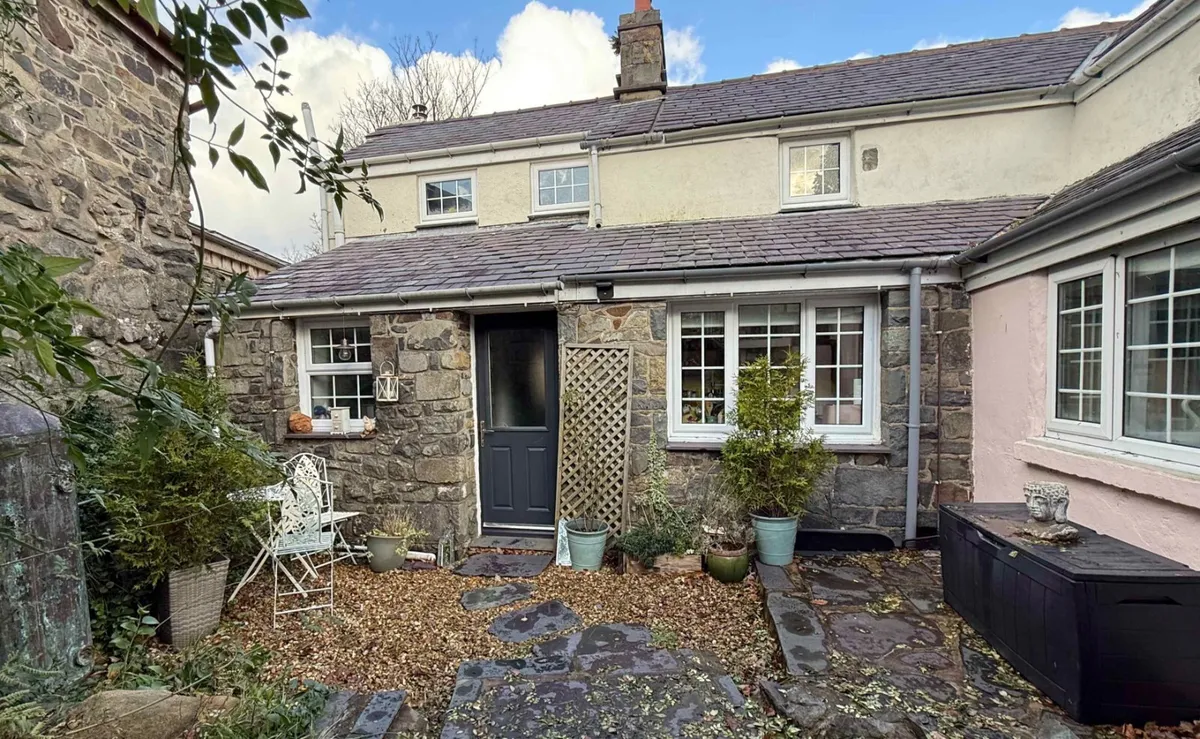 Mur Mawr, Llanberis, Caernarfon, Gwynedd, LL55