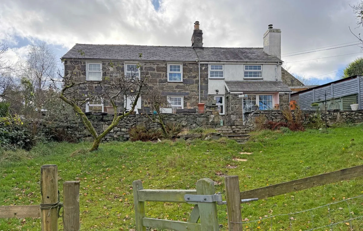 Mur Mawr, Llanberis, Caernarfon, Gwynedd, LL55