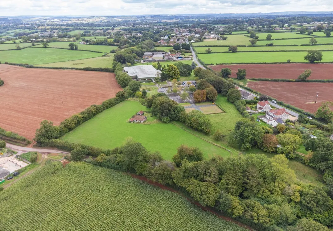 https://mr0.homeflow-assets.co.uk/files/photo/image/48377/7775/_x_/59535993.jpg