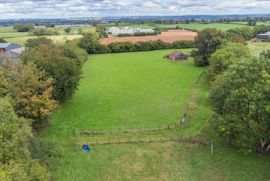 https://mr0.homeflow-assets.co.uk/files/photo/image/48377/7779/_x_/59536933.jpg