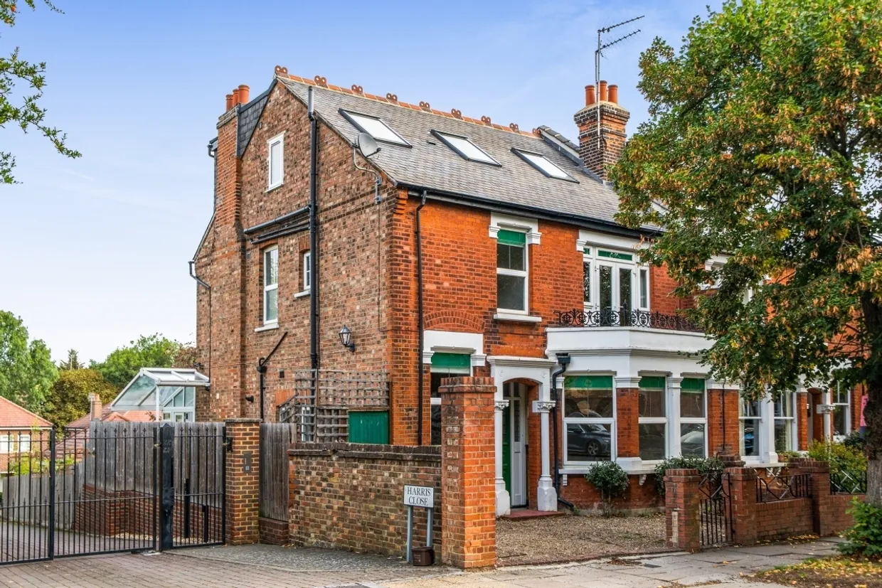 Hemington Avenue Barnet N11 photo 1
