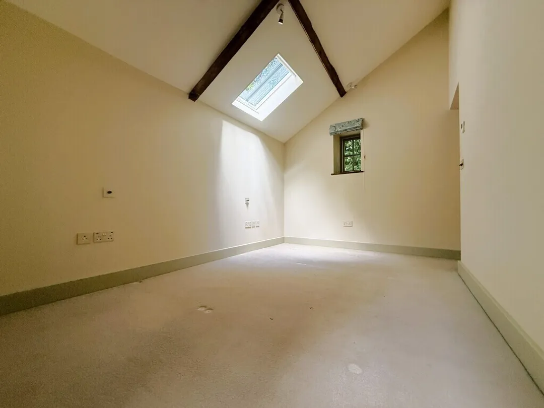 https://mr0.homeflow-assets.co.uk/files/photo/image/48381/9998/_x_/IMG_5181_4_large.jpg
