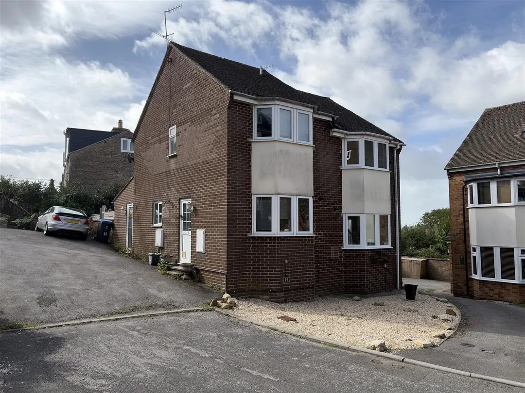 https://mr0.homeflow-assets.co.uk/files/photo/image/48391/2096/_x_/qMz3_tDKt0ydyK_iYOwMqw.jpg