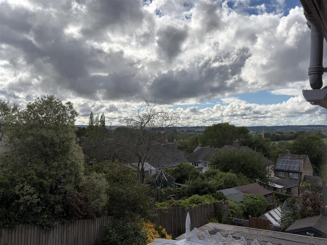 https://mr0.homeflow-assets.co.uk/files/photo/image/48391/2113/_x_/2VhAVvdYt0WpeX8x3SqpAQ.jpg