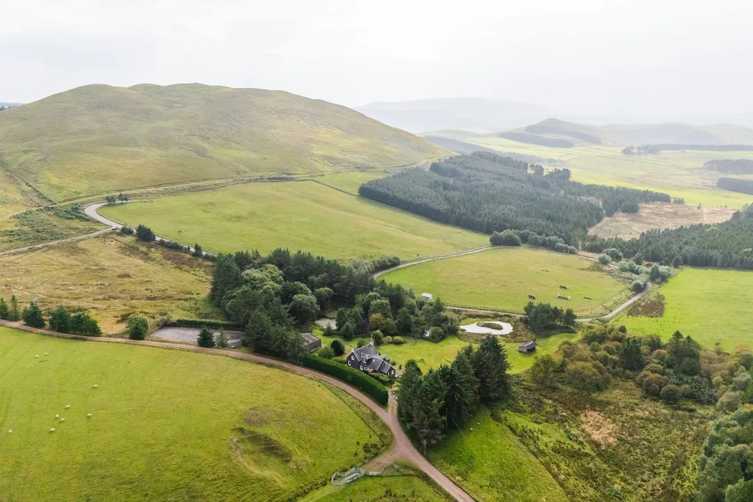 https://mr0.homeflow-assets.co.uk/files/photo/image/48391/2704/_x_/DJI_20260911151657_0186_D-49.jpg