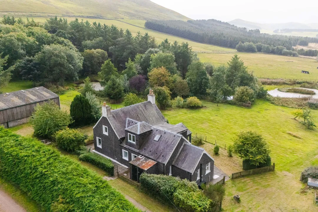https://mr0.homeflow-assets.co.uk/files/photo/image/48391/2716/_x_/DJI_20260911151823_0192_D-55.jpg