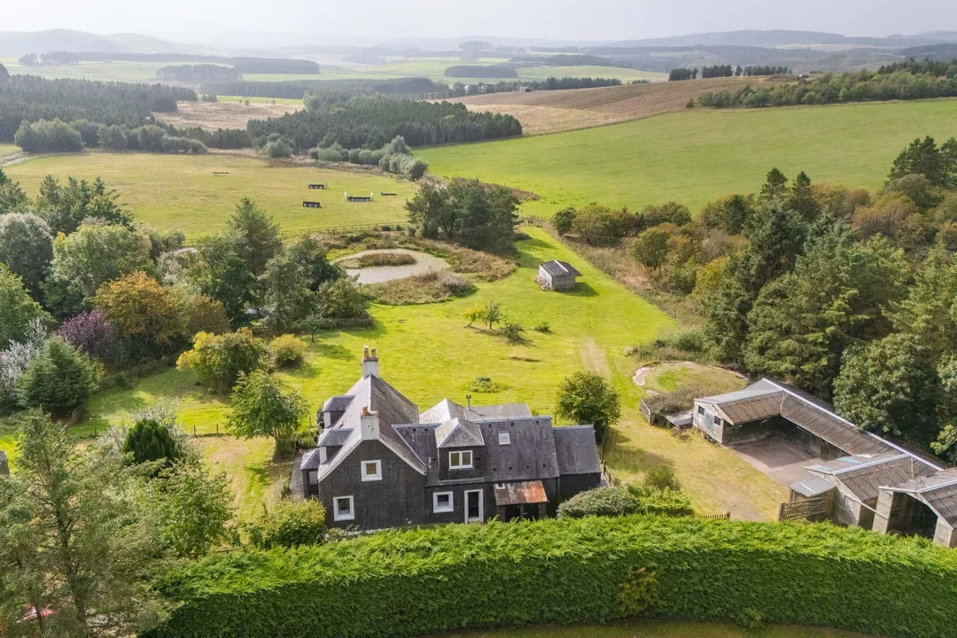 https://mr0.homeflow-assets.co.uk/files/photo/image/48391/2762/_x_/DJI_20260911151558_0184_D-47.jpg