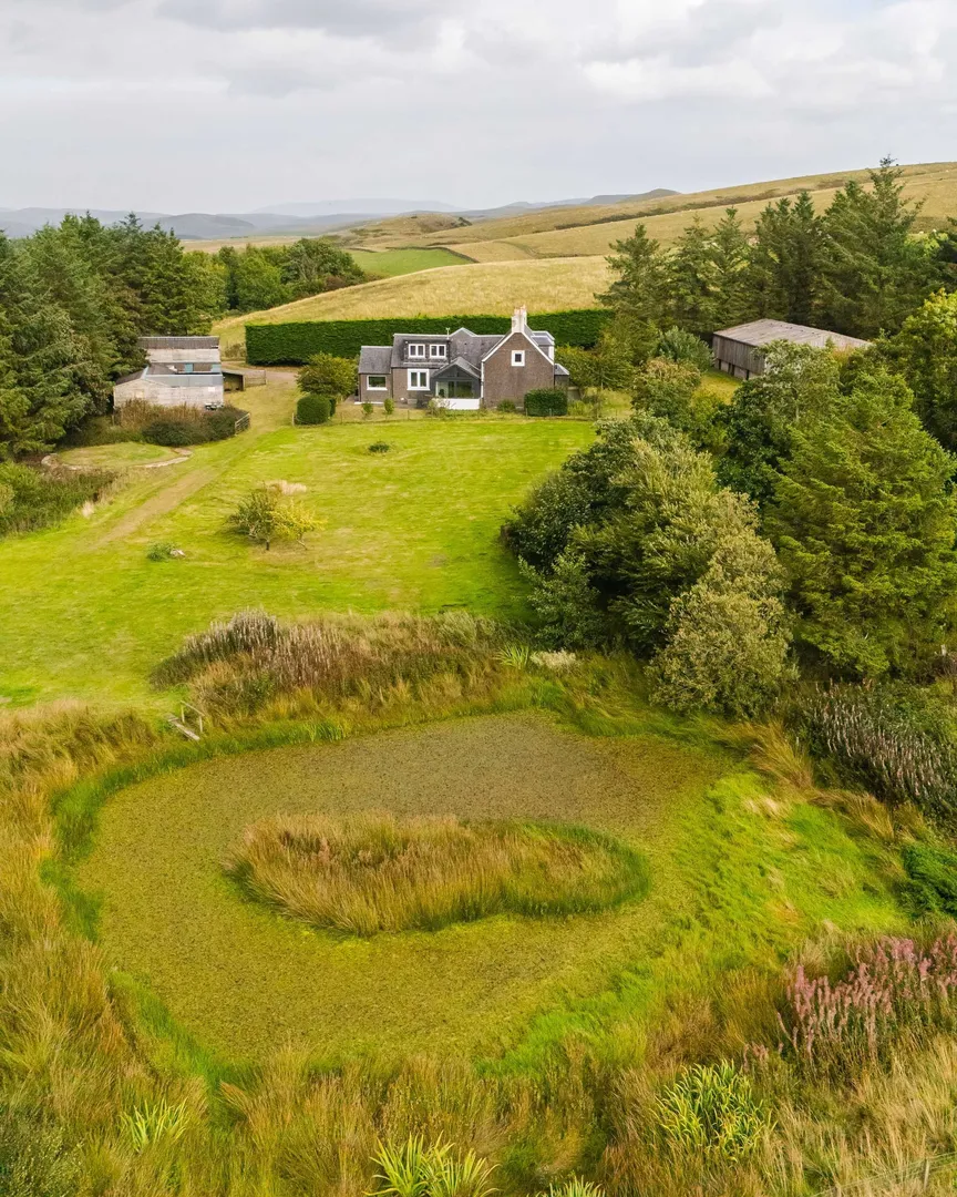 https://mr0.homeflow-assets.co.uk/files/photo/image/48391/2765/_x_/DJI_20260911152235_0209_D-73.jpg