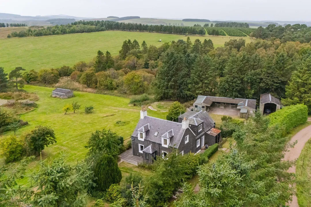 https://mr0.homeflow-assets.co.uk/files/photo/image/48391/2768/_x_/DJI_20260911153049_0223_D-86.jpg