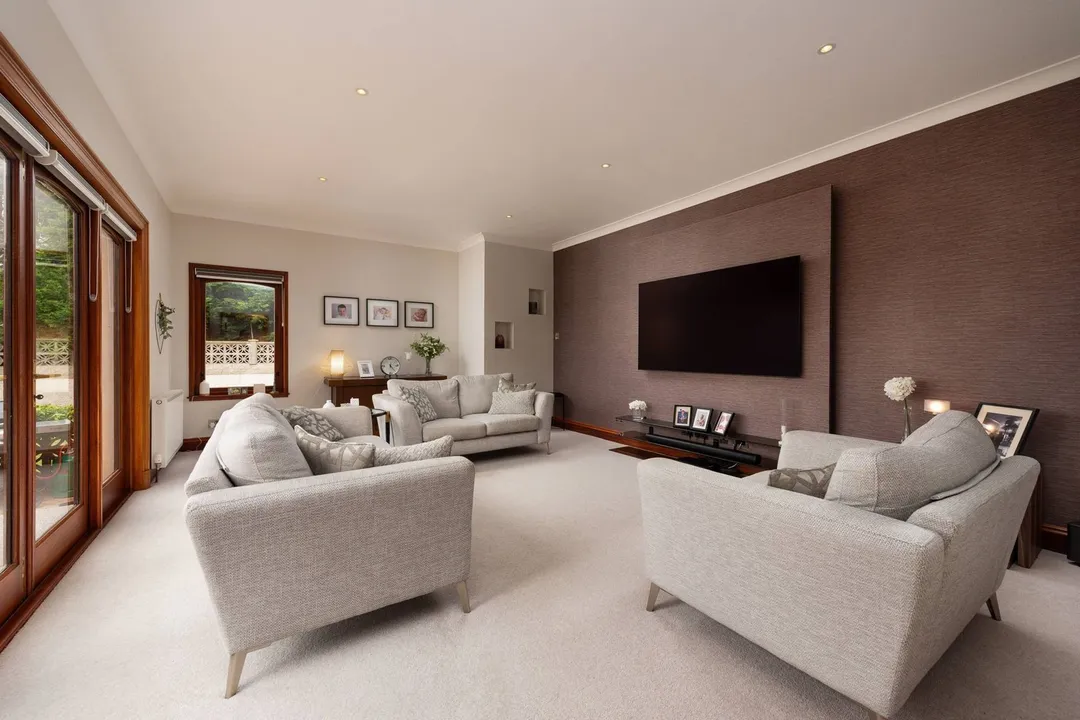 https://mr0.homeflow-assets.co.uk/files/photo/image/48393/6861/_x_/80451_Brookfield_047.jpg