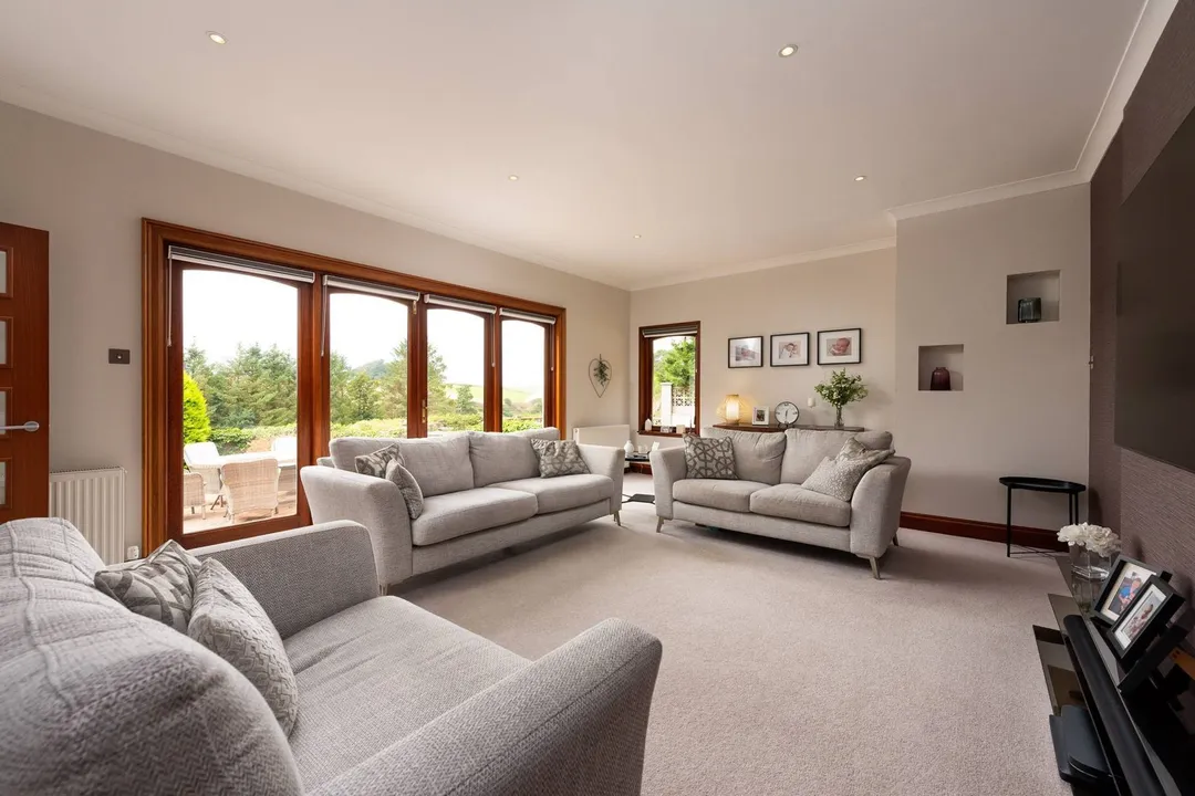 https://mr0.homeflow-assets.co.uk/files/photo/image/48393/6863/_x_/80451_Brookfield_048.jpg