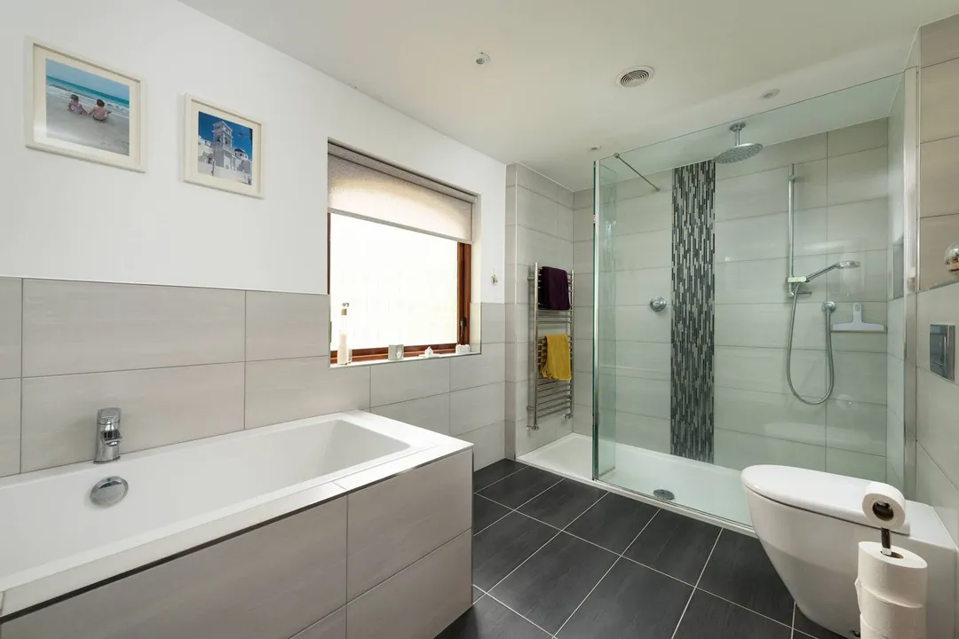 https://mr0.homeflow-assets.co.uk/files/photo/image/48393/6868/_x_/80451_Brookfield_054.jpg