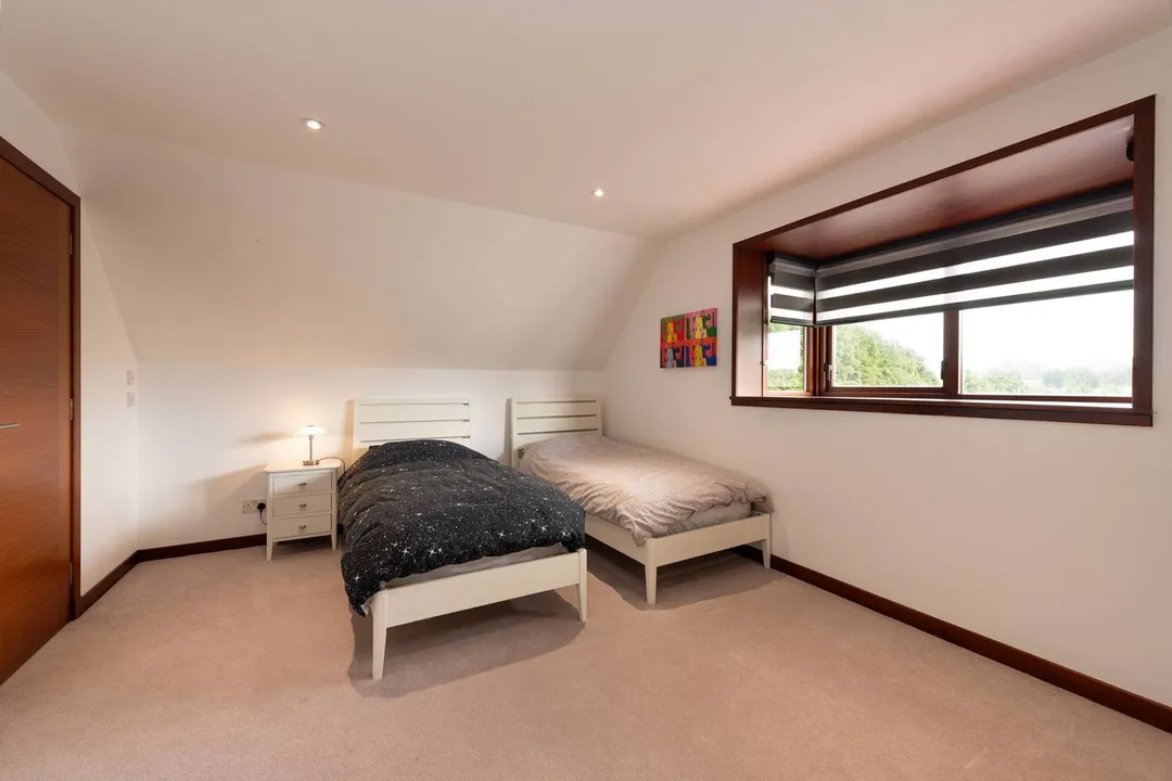 https://mr0.homeflow-assets.co.uk/files/photo/image/48393/6884/_x_/80451_Brookfield_060.jpg