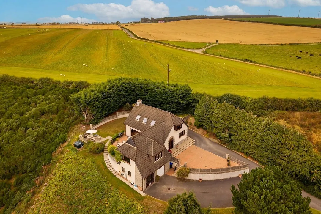 https://mr0.homeflow-assets.co.uk/files/photo/image/48393/6902/_x_/ai-enhanced-6aa2711e7978c.jpg
