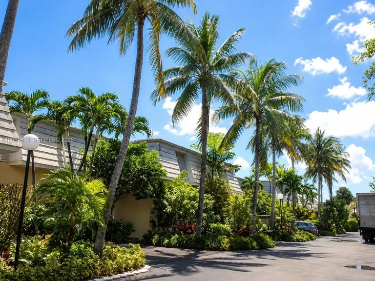 224 Seaview Dr, Key Biscayne, FL 33149