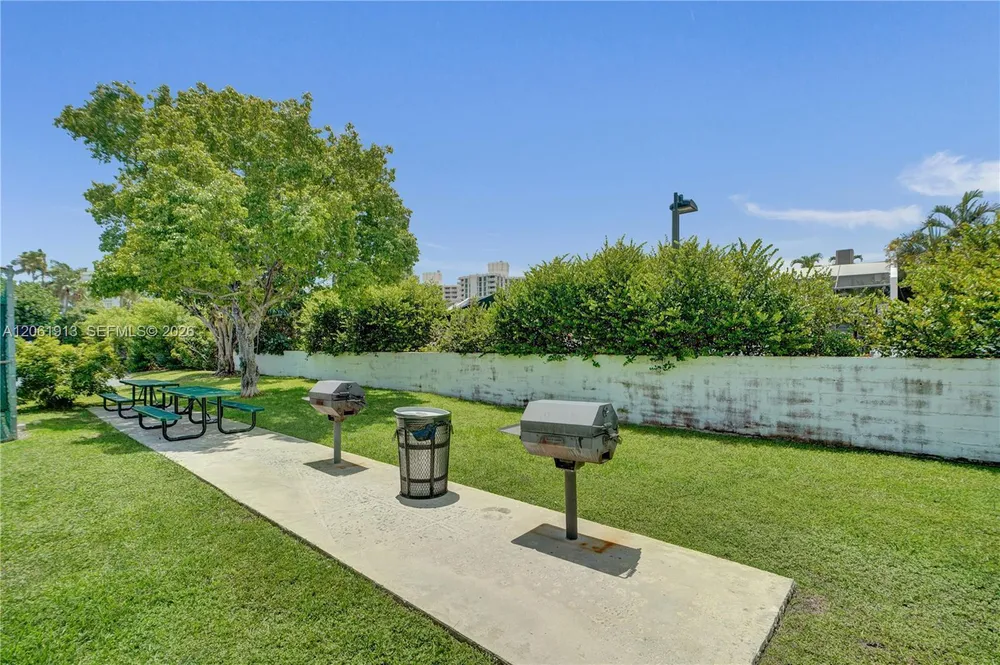 224 Seaview Dr, Key Biscayne, FL 33149