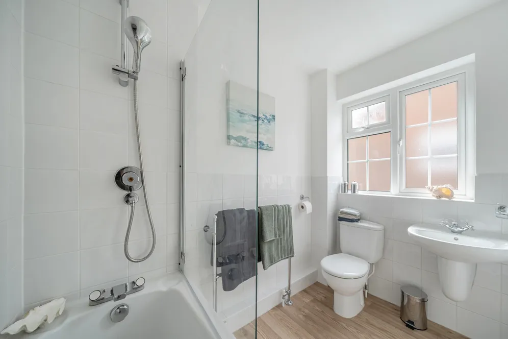 Fir Tree Close, Epsom, KT17 photo 8