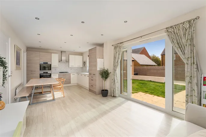 Property carousel image 3