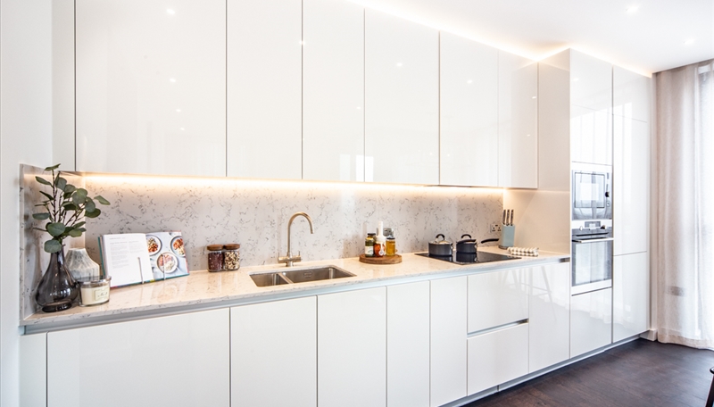 2 Bedroom Apartment To Let  Charles Clowes Walk  SW11 Image 4