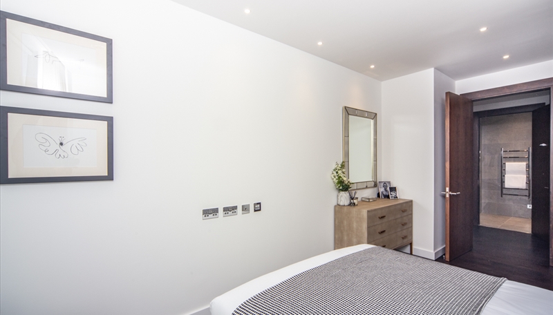 2 Bedroom Apartment To Let  Charles Clowes Walk  SW11 Image 10