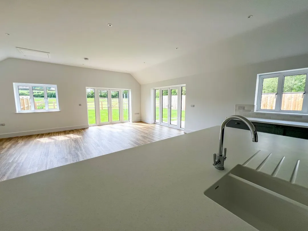 https://mr0.homeflow-assets.co.uk/files/photo/image/48413/9004/_x_/57101828.jpg