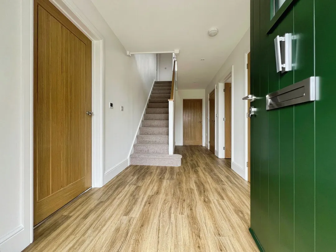 https://mr0.homeflow-assets.co.uk/files/photo/image/48413/9007/_x_/49016036.jpg