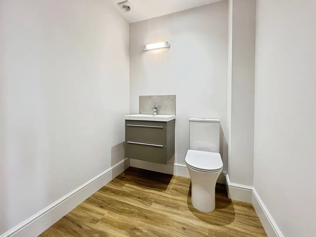 https://mr0.homeflow-assets.co.uk/files/photo/image/48413/9021/_x_/49016041.jpg