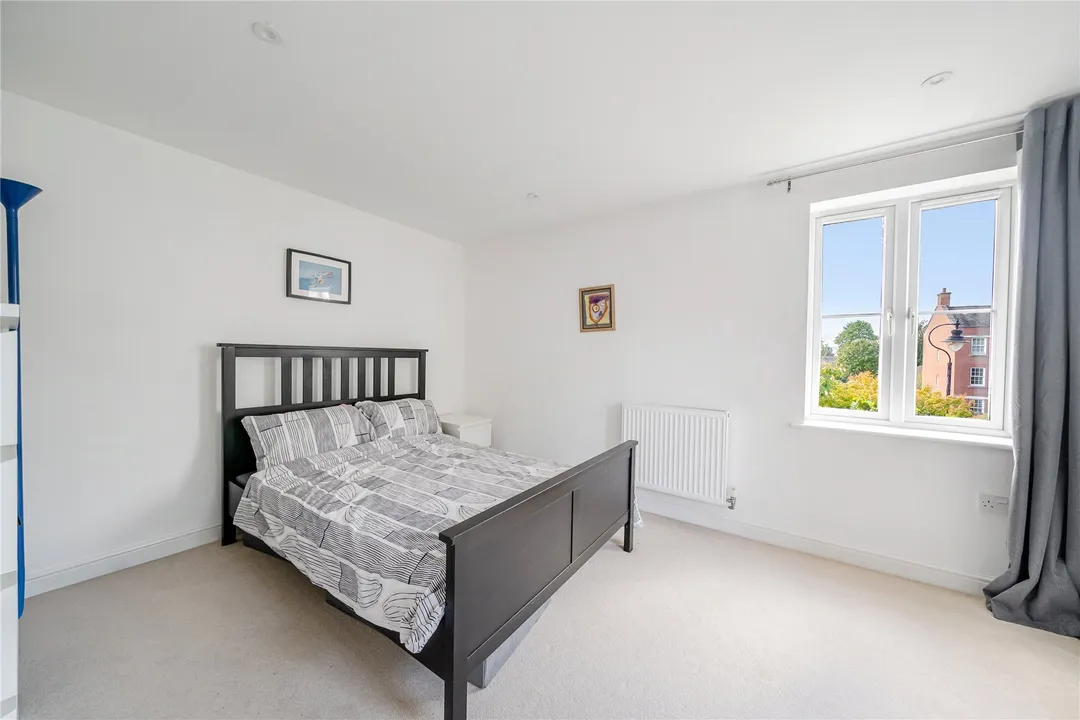 https://mr0.homeflow-assets.co.uk/files/photo/image/48413/9480/_x_/SOU260366_14.jpg