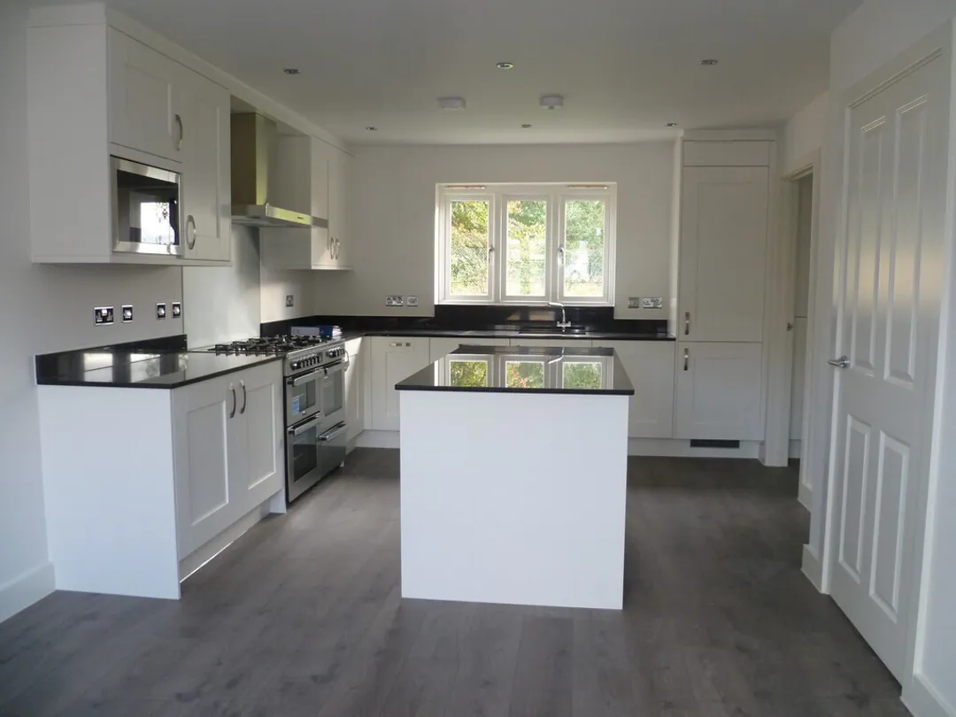 https://mr0.homeflow-assets.co.uk/files/photo/image/48415/1680/_x_/IMG_1303_12_large.jpg