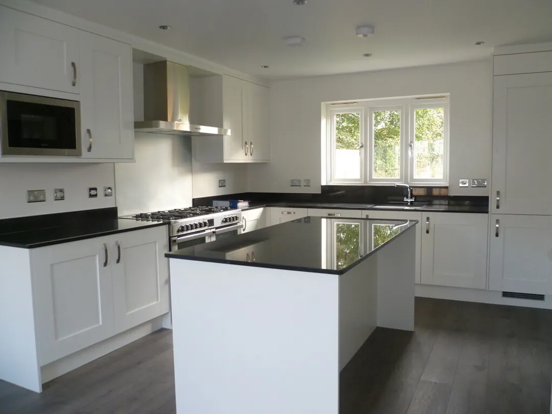 https://mr0.homeflow-assets.co.uk/files/photo/image/48415/1681/_x_/IMG_1303_11_large.jpg