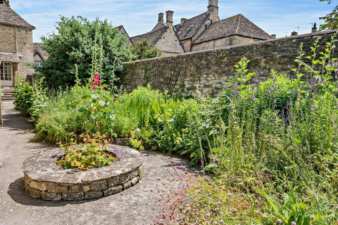 https://mr0.homeflow-assets.co.uk/files/photo/image/48415/6608/_x_/mbiHMt2_d0u5ZpDGX2mB8w.jpg