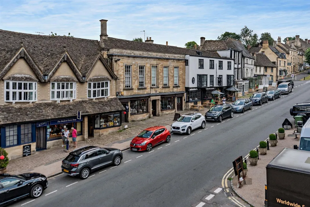 https://mr0.homeflow-assets.co.uk/files/photo/image/48415/6611/_x_/P_BIbj_MbEKuy_FRLvl_7w.jpg