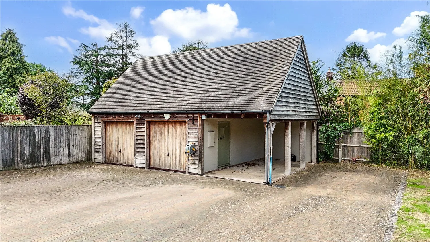 Dean Lane, Stoke Orchard, GL52 photo 8