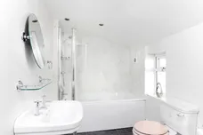Montpellier Villas Cheltenham GL50 photo 15