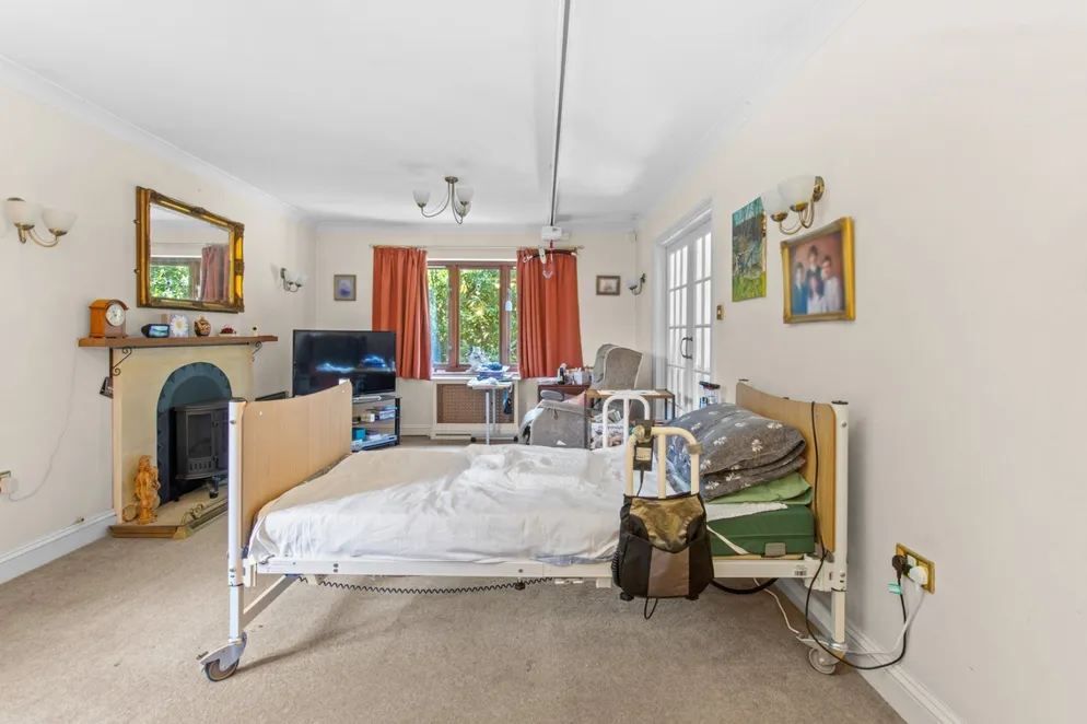 Property carousel item 8