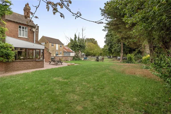 Luton Road, Chalton, LU4 photo 16