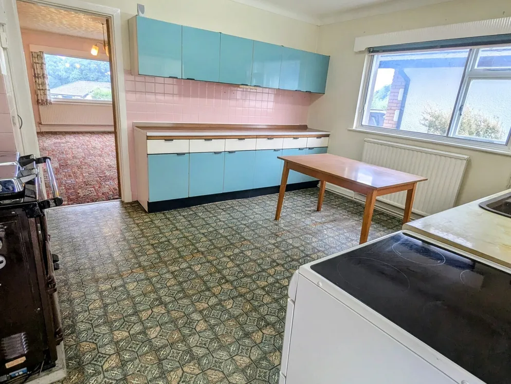 Property carousel item 6