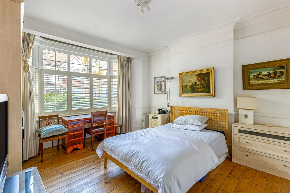Airedale Avenue, London, W4 photo 13