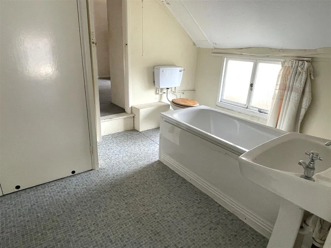 https://mr0.homeflow-assets.co.uk/files/photo/image/48420/6441/_x_/Kfqv3UxpMk-LIyteUbtPrQ.jpg