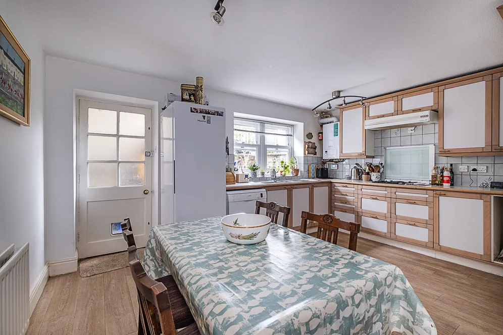 Broadhurst Close, Richmond, TW10 photo 6