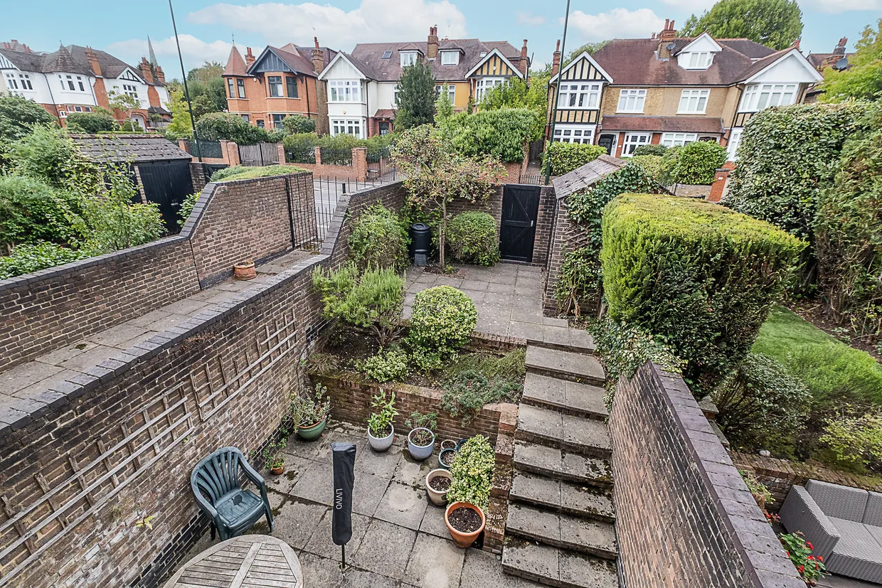 Broadhurst Close, Richmond, TW10 photo 16