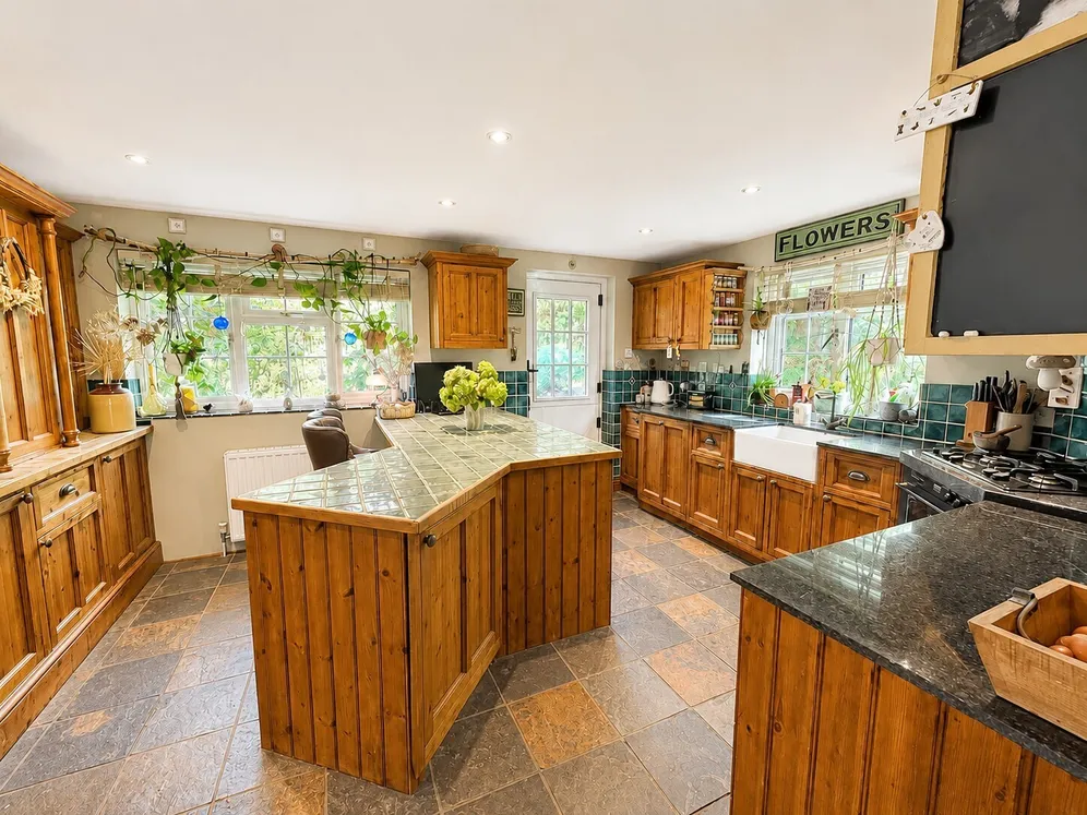 Broomhill, Ewshot, GU10 photo 3