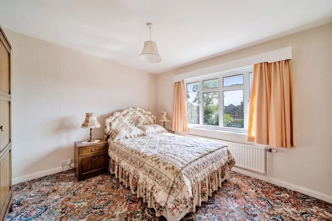 https://mr0.homeflow-assets.co.uk/files/photo/image/48423/7458/_x_/TOP240140_20.jpg