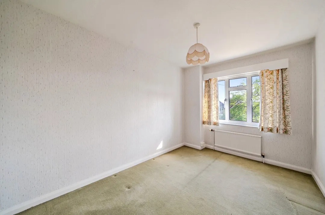 https://mr0.homeflow-assets.co.uk/files/photo/image/48423/7467/_x_/TOP240140_23.jpg