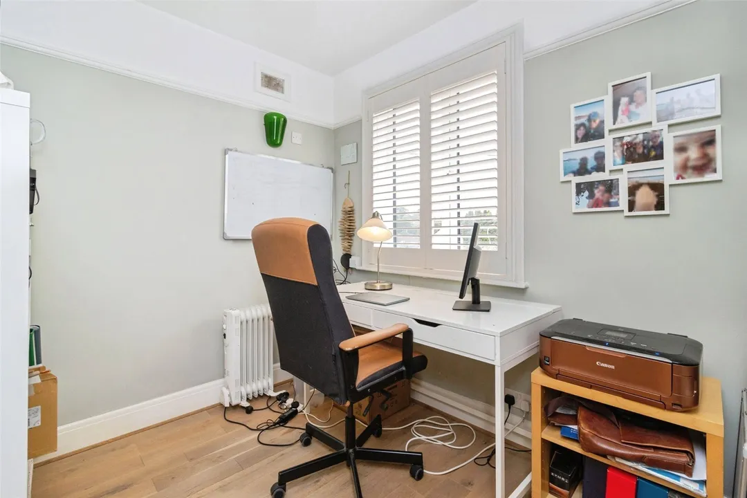 https://mr0.homeflow-assets.co.uk/files/photo/image/48424/4843/_x_/SOU220456_10.jpg