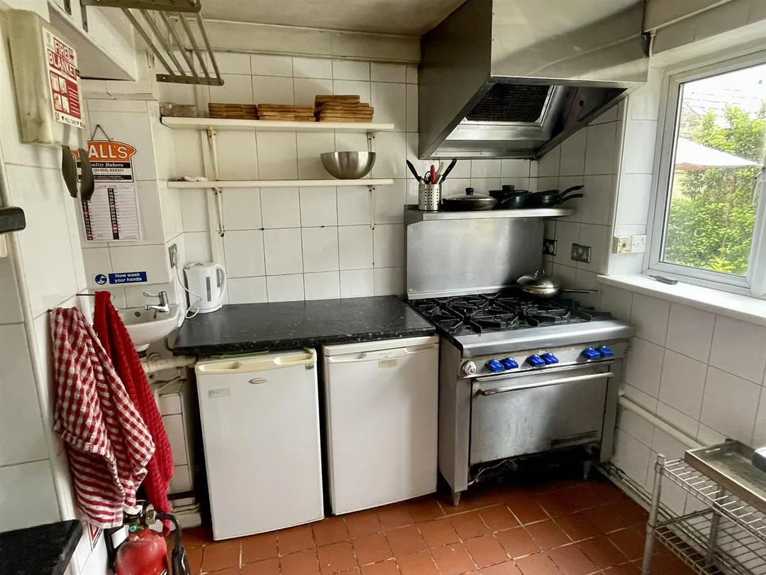 https://mr0.homeflow-assets.co.uk/files/photo/image/48425/1984/_x_/otaqYkFMZkelaljacA0TYw.jpg