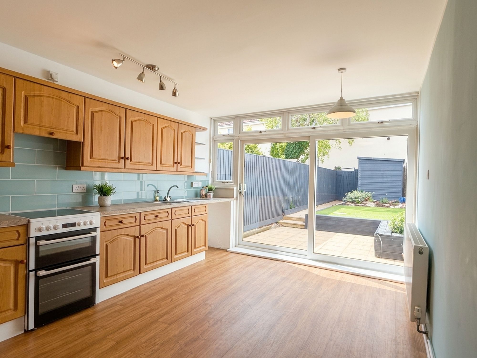 Wood Street, Taunton - NO onward chain! Image 4
