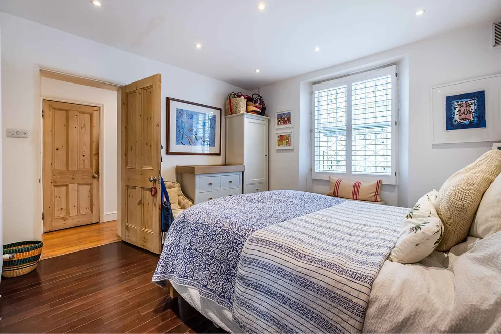 Gloucester Mews, London, W2 photo 13
