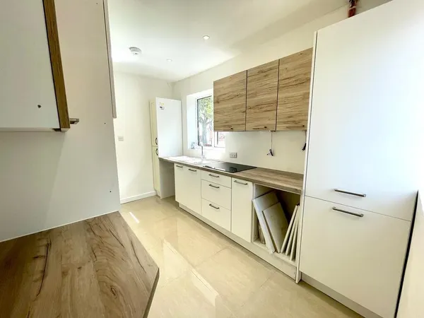 Addison Crescent, M16