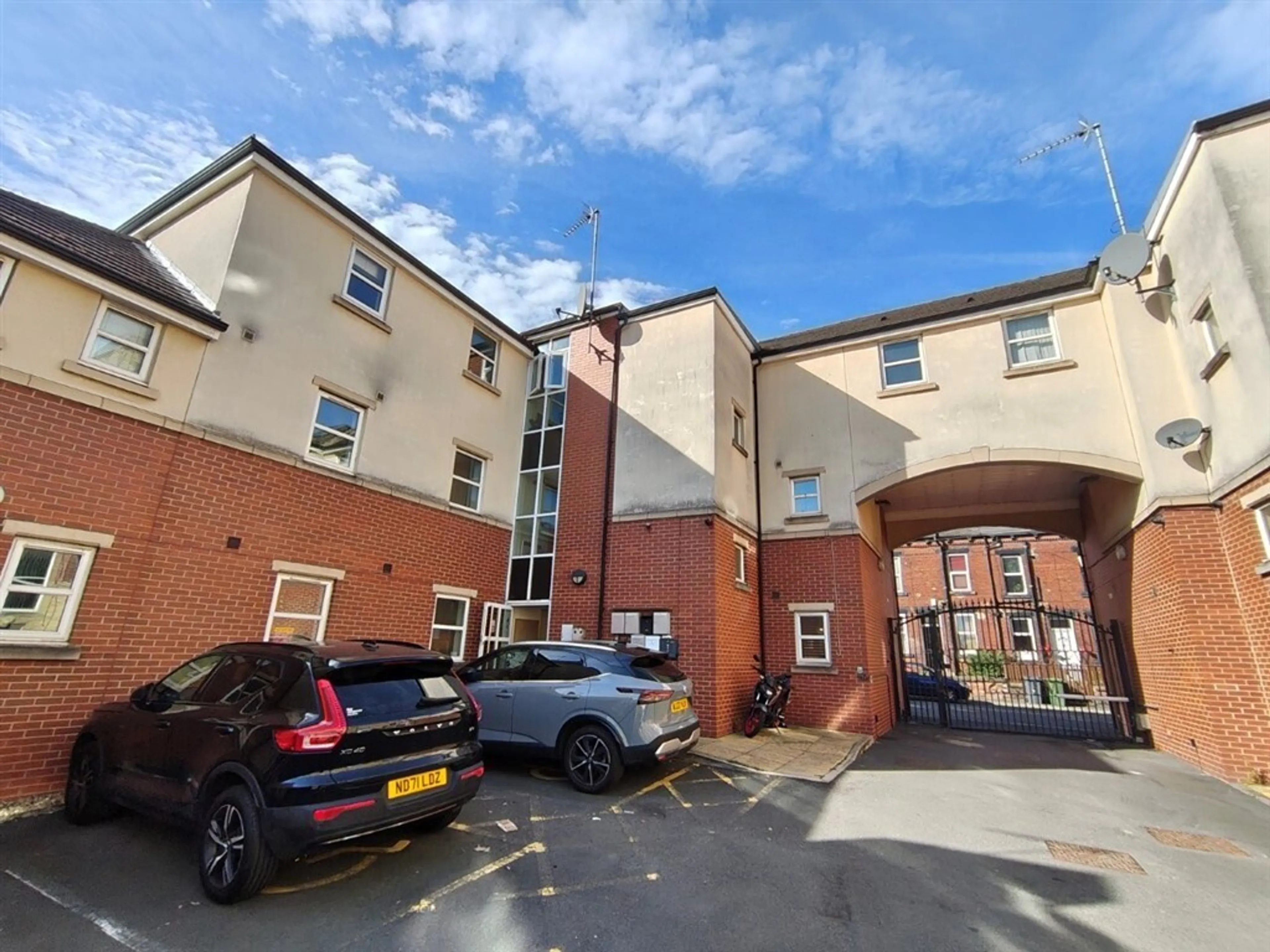 Property at Edinburgh Avenue, LEEDS